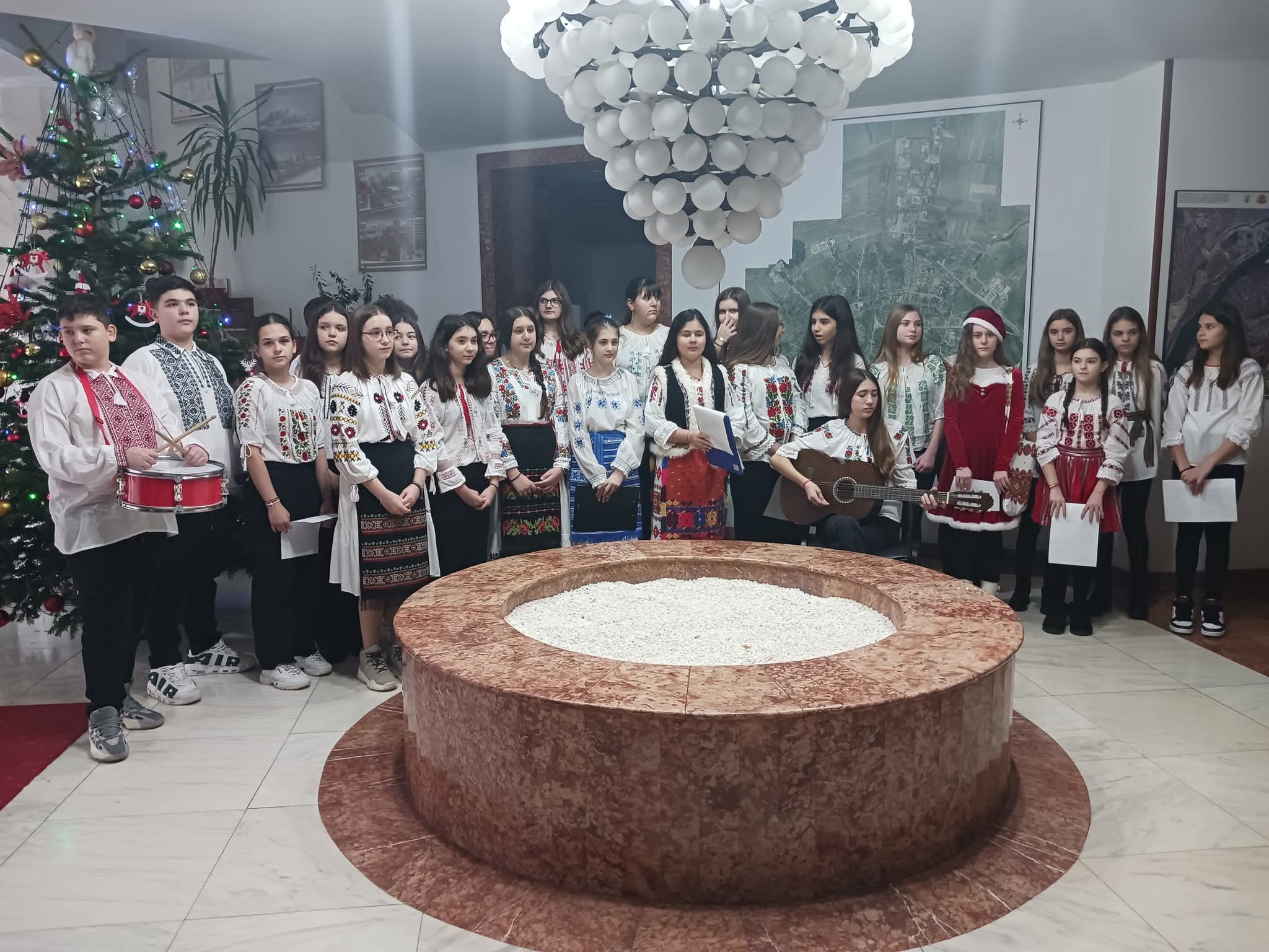 Primăria Giurgiu și-a deschis astăzi porțile pentru colindători