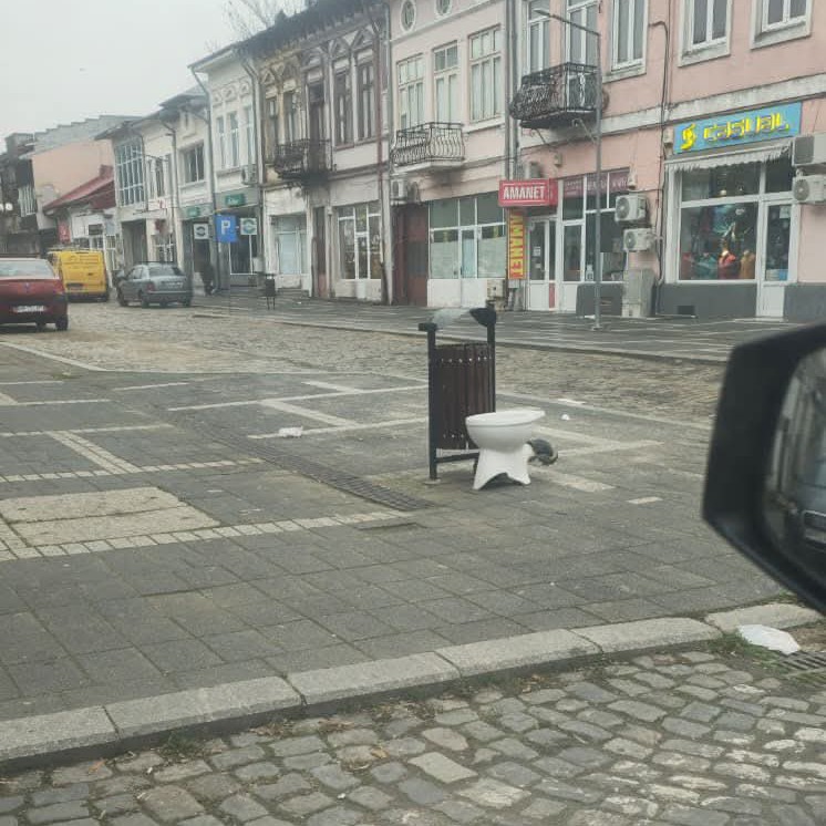 Vas de toaletă abandonat pe o stradă centrală din Giurgiu