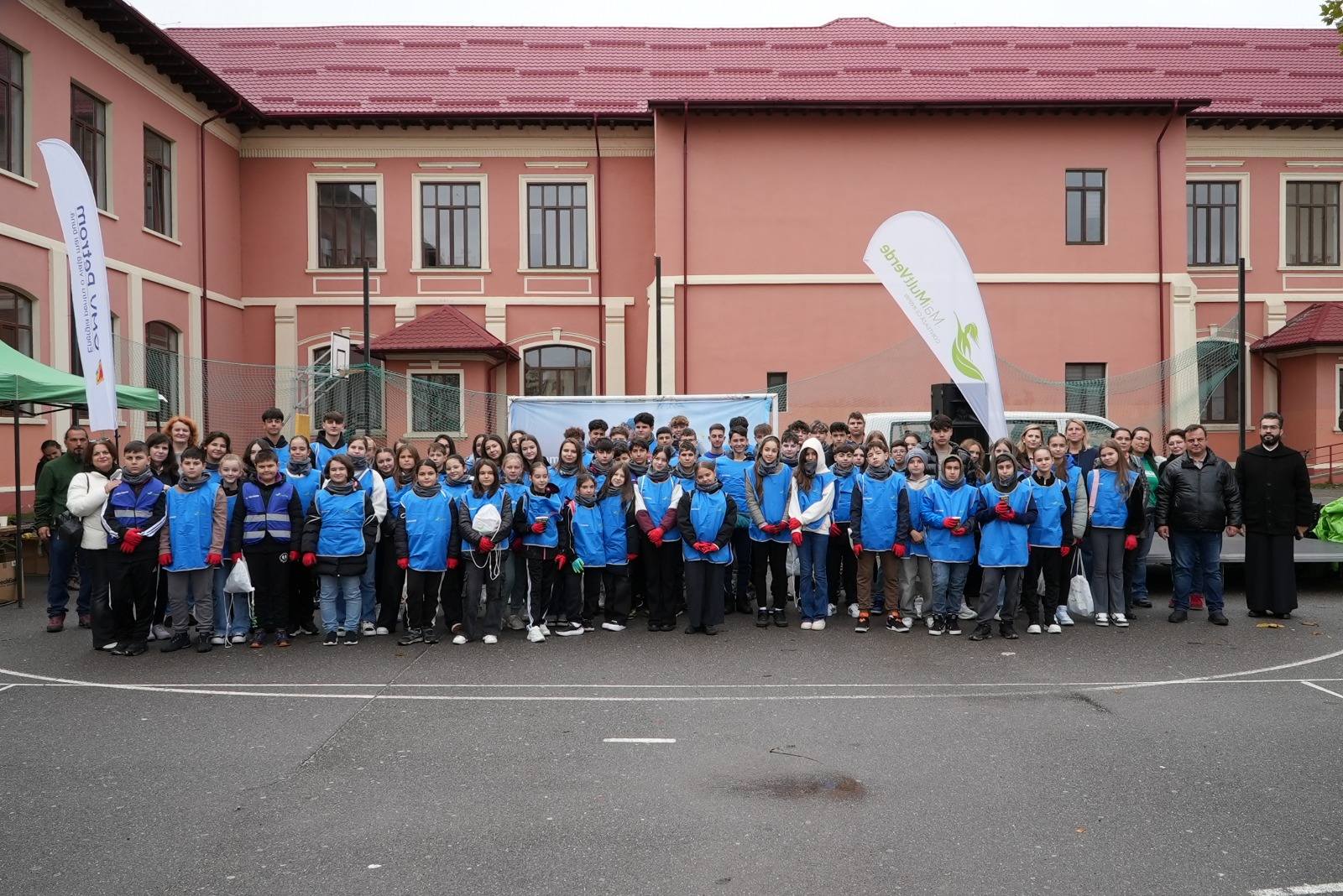 Elevii de la Colegiul Național „Ion Maiorescu” din Giurgiu construiesc o grădină școlară de 500 mp, alături de Asociația MaiMultVerde