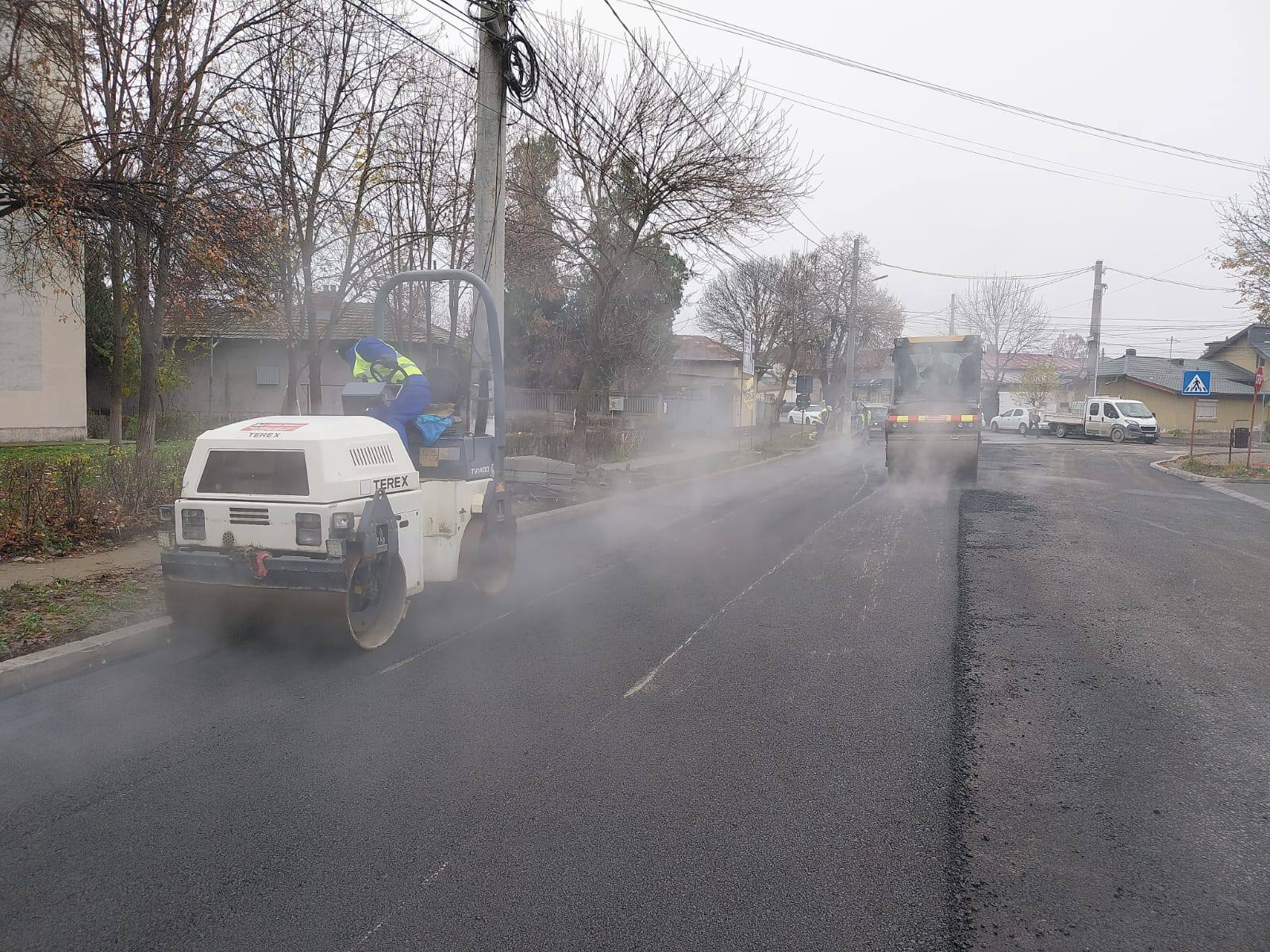 Astăzi se finalizează lucrările de așternere a stratului de uzură pe strada 23 August