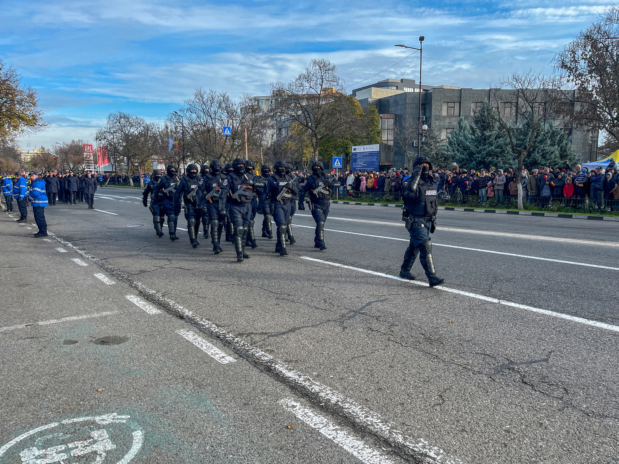 Giurgiu a celebrat Ziua Națională cu depuneri de coroane, defilare militară și masă populară.