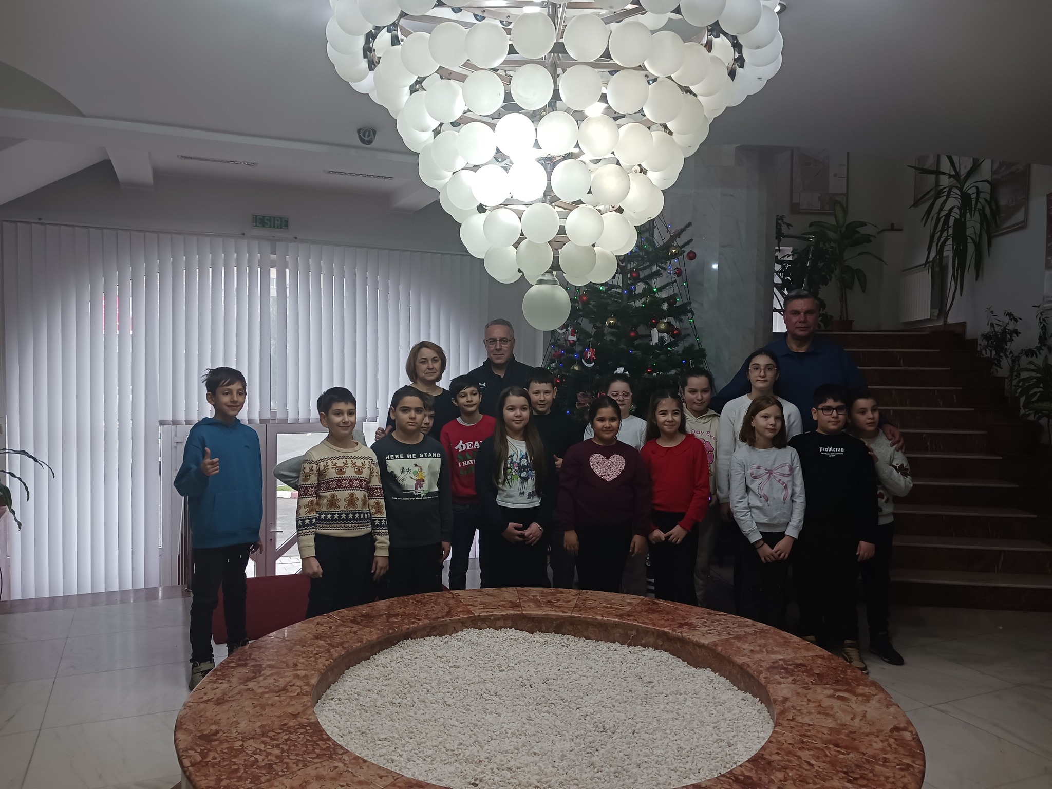 E vremea colindelor, iar spiritul sărbătorilor de iarnă a cuprins din nou Primăria