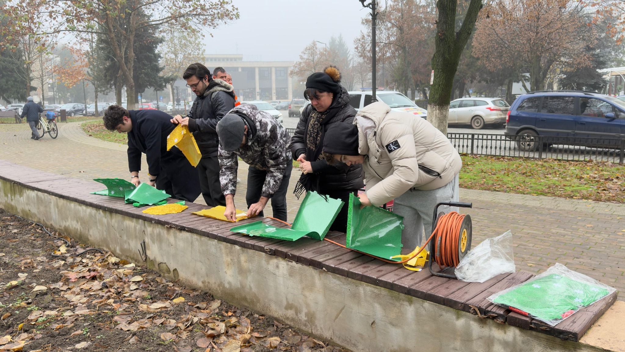 Elevii din trei unități de învățământ giurgiuvene au început amenajarea și decorarea de Crăciun a parcurilor „Regina Maria” și „Mihai Viteazu”