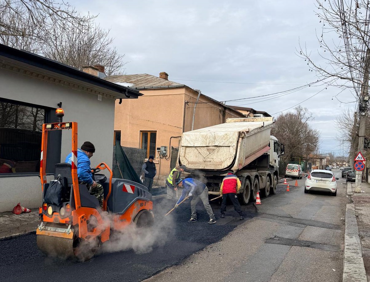 Au început lucrările de asfaltare prin plombare