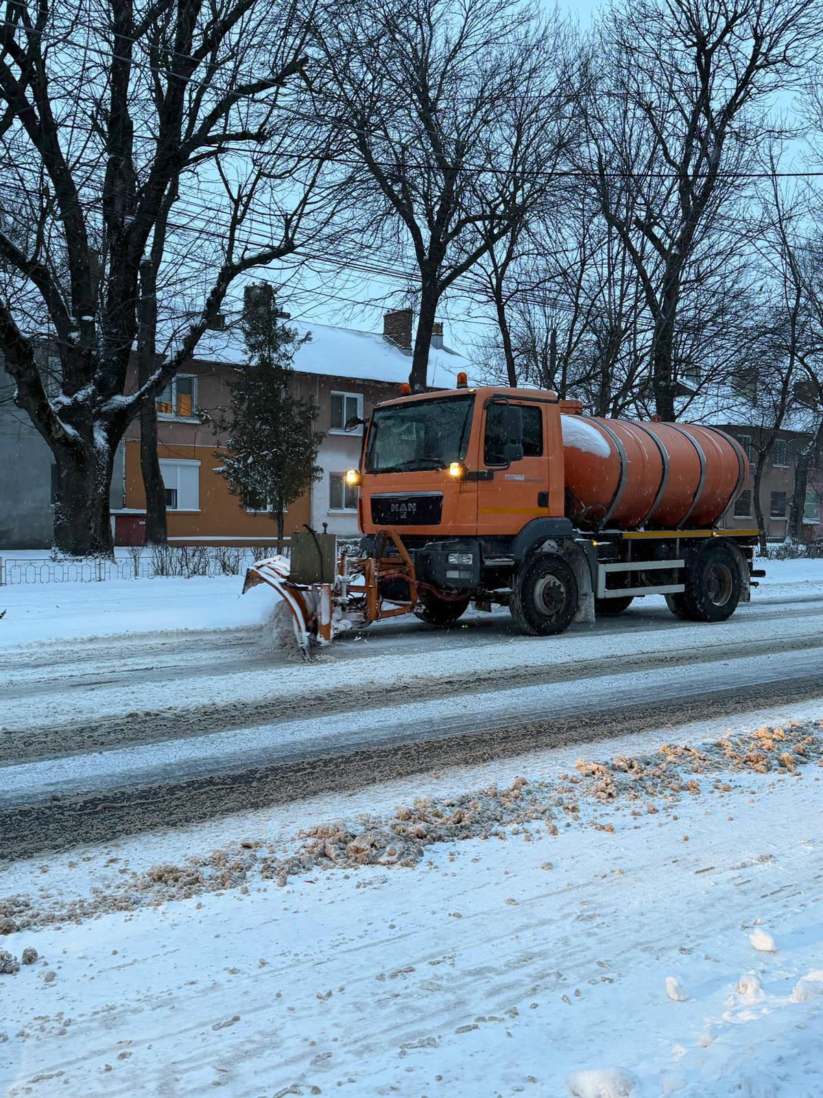 Giurgiu Servicii Publice și Giurgiu Servicii Locale au acționat din seara zilei de duminică pe străzile din municipiul Giurgiu cu 5 utilaje prevăzute cu sistem de împrăștiere material antiderapant și lamă frontală