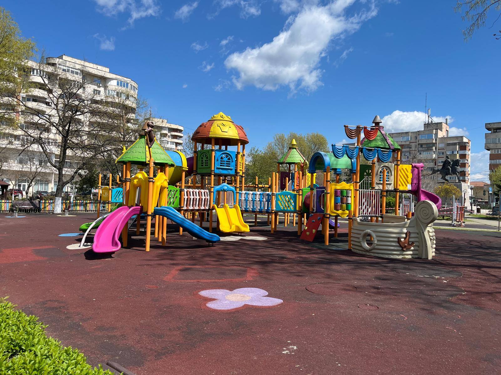 Locuri de joacă reabilitate și redeschise