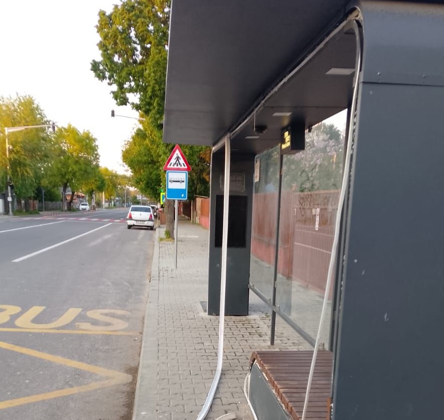 O stație de autobuz recent modernizată a fost deja vandalizată