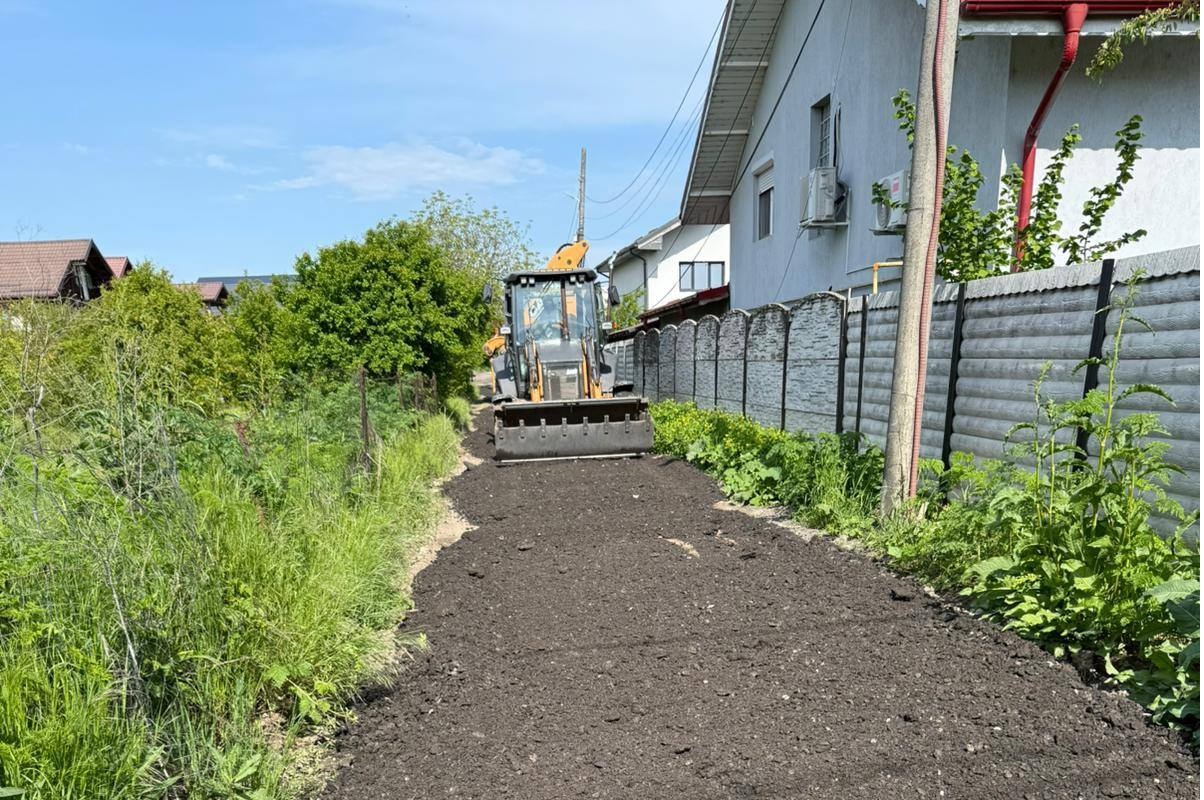 Continuă acțiunea de așternere material frezat pe străzile de pământ din municipiul Giurgiu