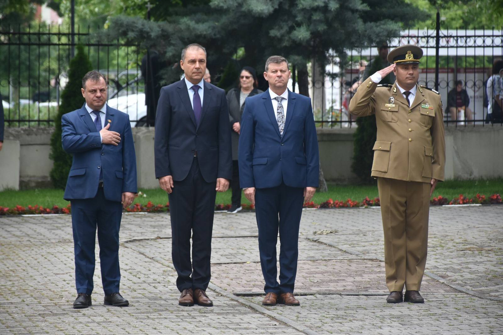 Eroii neamului au fost astăzi pomeniți și la Giurgiu, în ziua sărbătoririi Înălțării Domnului, într-un ceremonial religios și de depunere de coroane de flori la Monumentul Eroilor