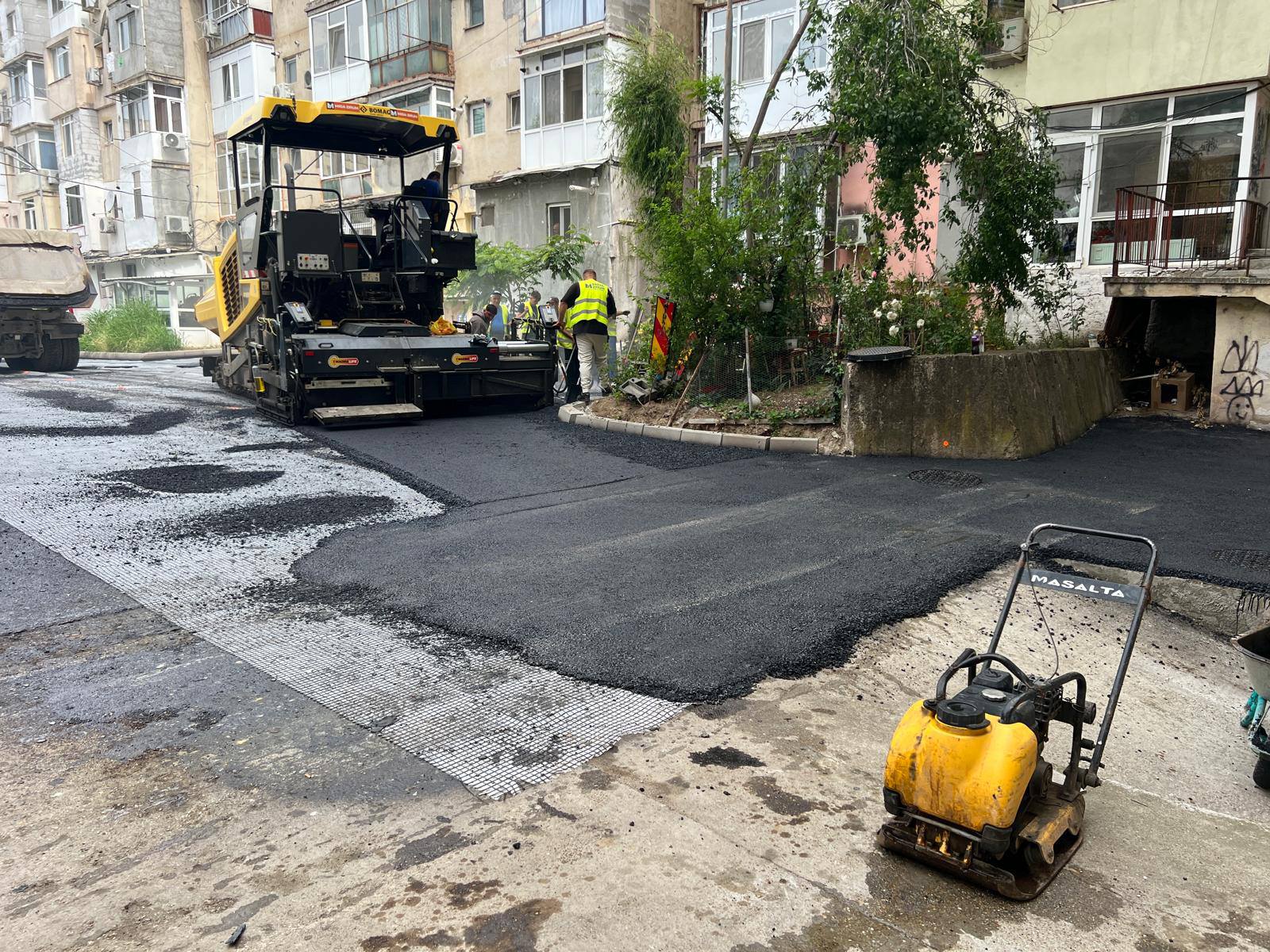 Au fost demarate activitățile de așternere a stratului de mixtură asfaltică în cartierul Decebal-Daciei
