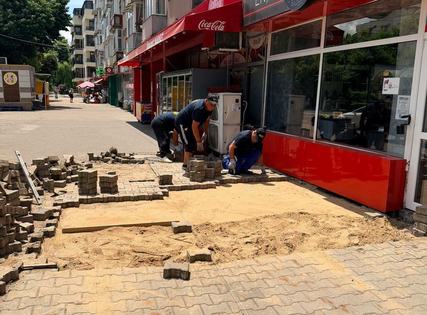 Angajații Giurgiu Construcții Ediliare lucrează în aceste zile la reabilitarea trotuarului din zona Pati Bar (Sos.București)