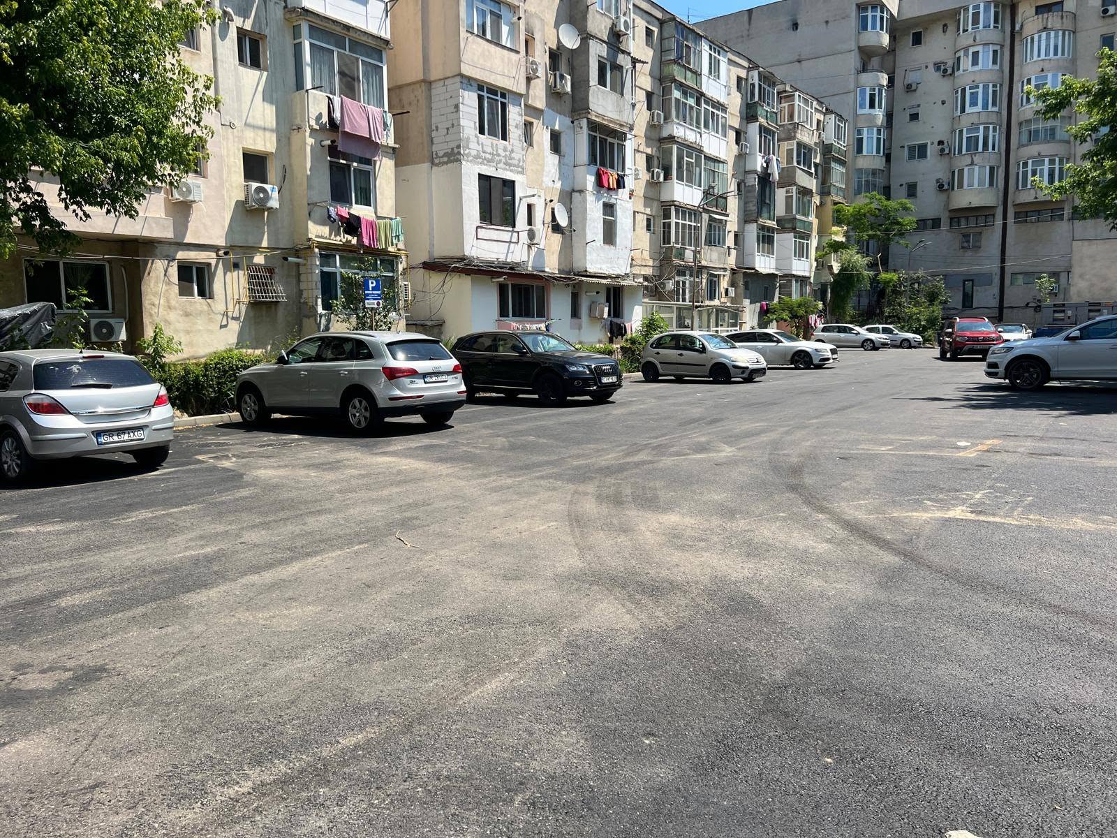 Lucrările de reabilitare în zonele unde au fost demolate garajele, în cartierul Decebal-Daciei continuă