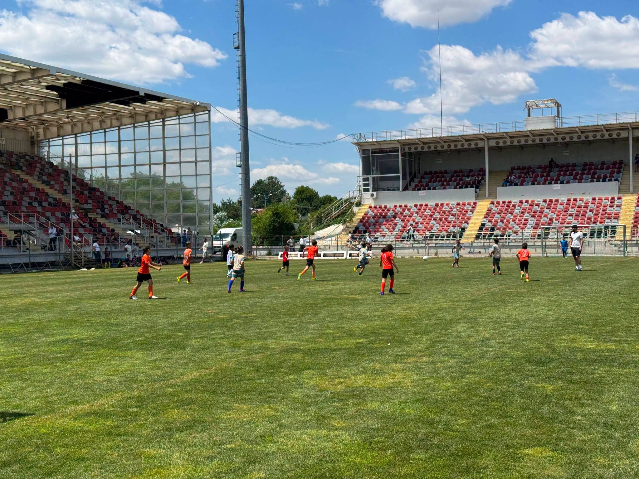 Zeci de copii legitimați în cadrul a 16 cluburi din țară dar și Bulgaria participă în aceste zile, la evenimentul sportiv Super Cup