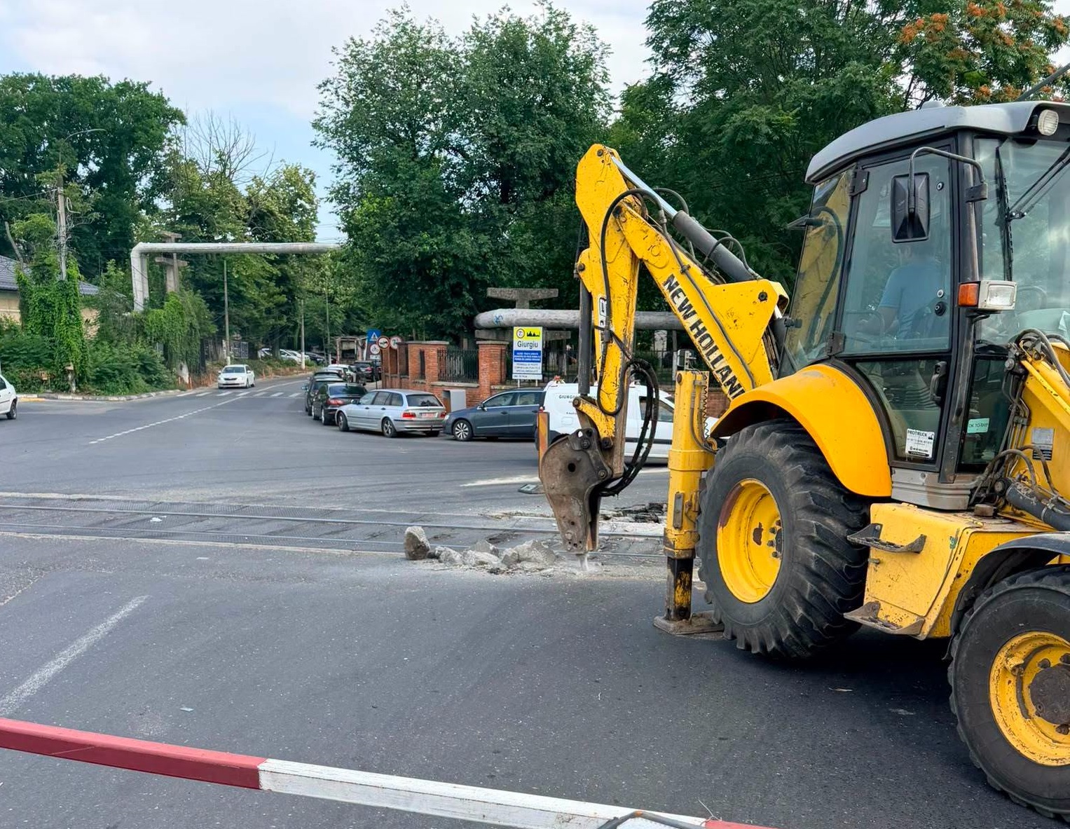 Angajații Giurgiu Construcții Edilitare efectuează în aceste zile lucrări de reabilitare carosabil