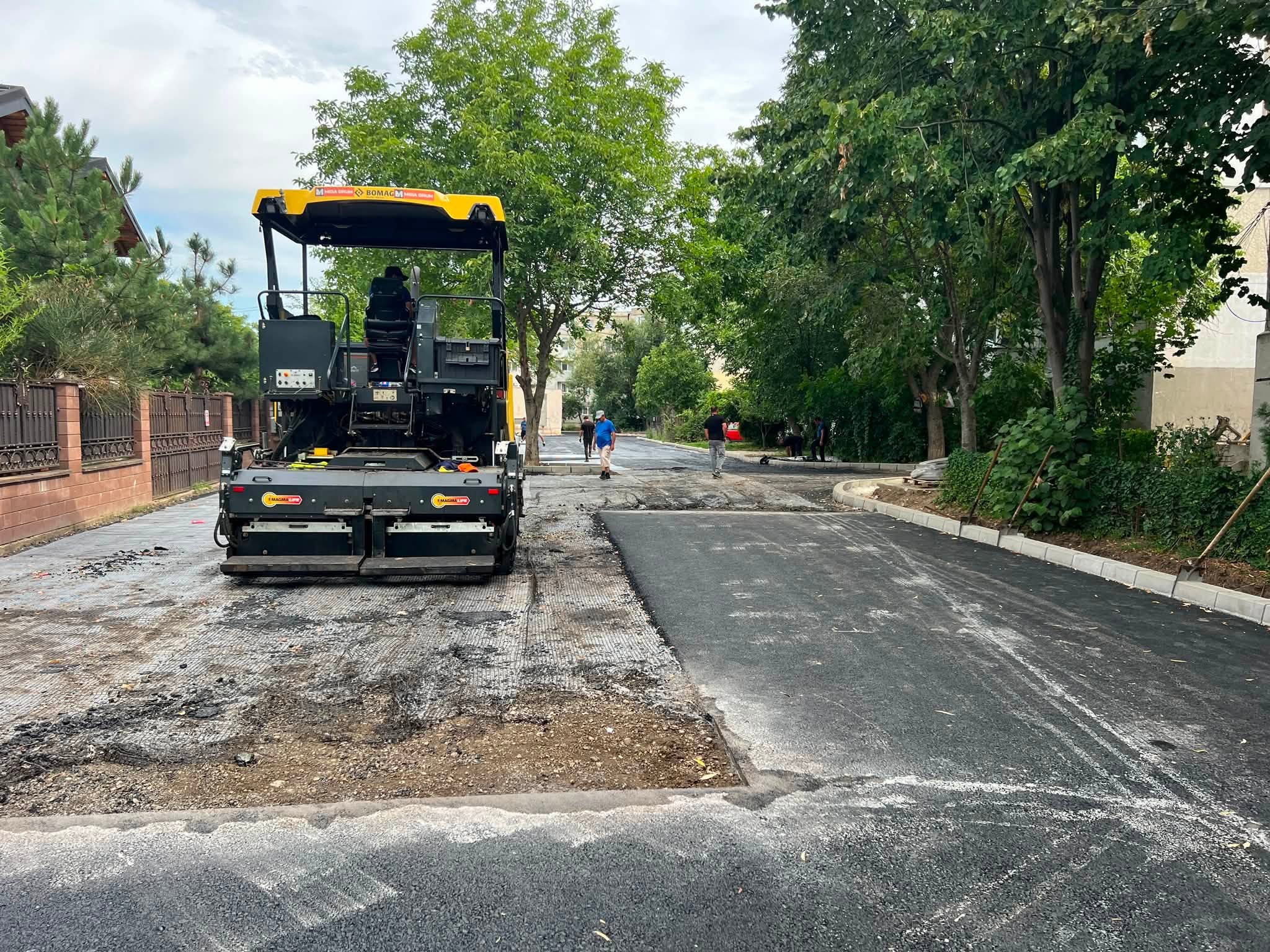 Lucrările de asfaltare a carosabilului și a parcărilor pe tronsonul cuprins între strada Argedava și strada Ierusalim continuă