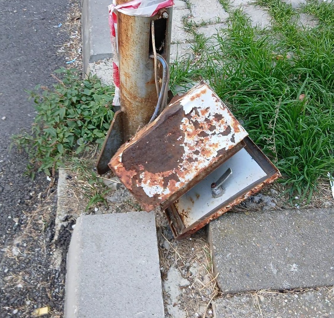 Cutiile de alimentare de la stâlpii de iluminat din zona Școlii nr.8 au fost vandalizate noaptea trecută!