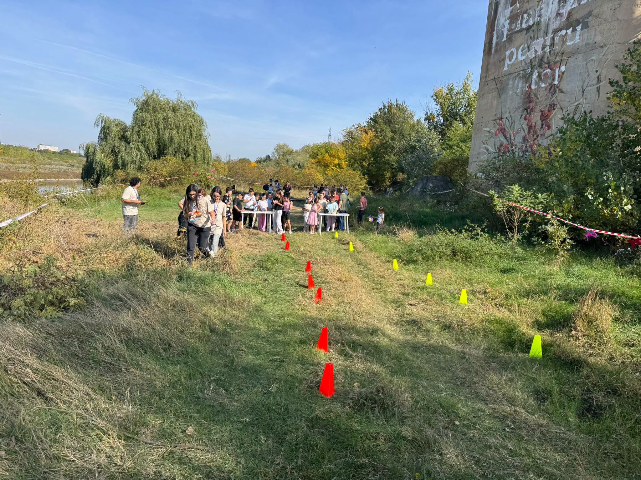 „Insula fără plastic” a adus peste 100 de participanți la Canalul Plantelor din Giurgiu