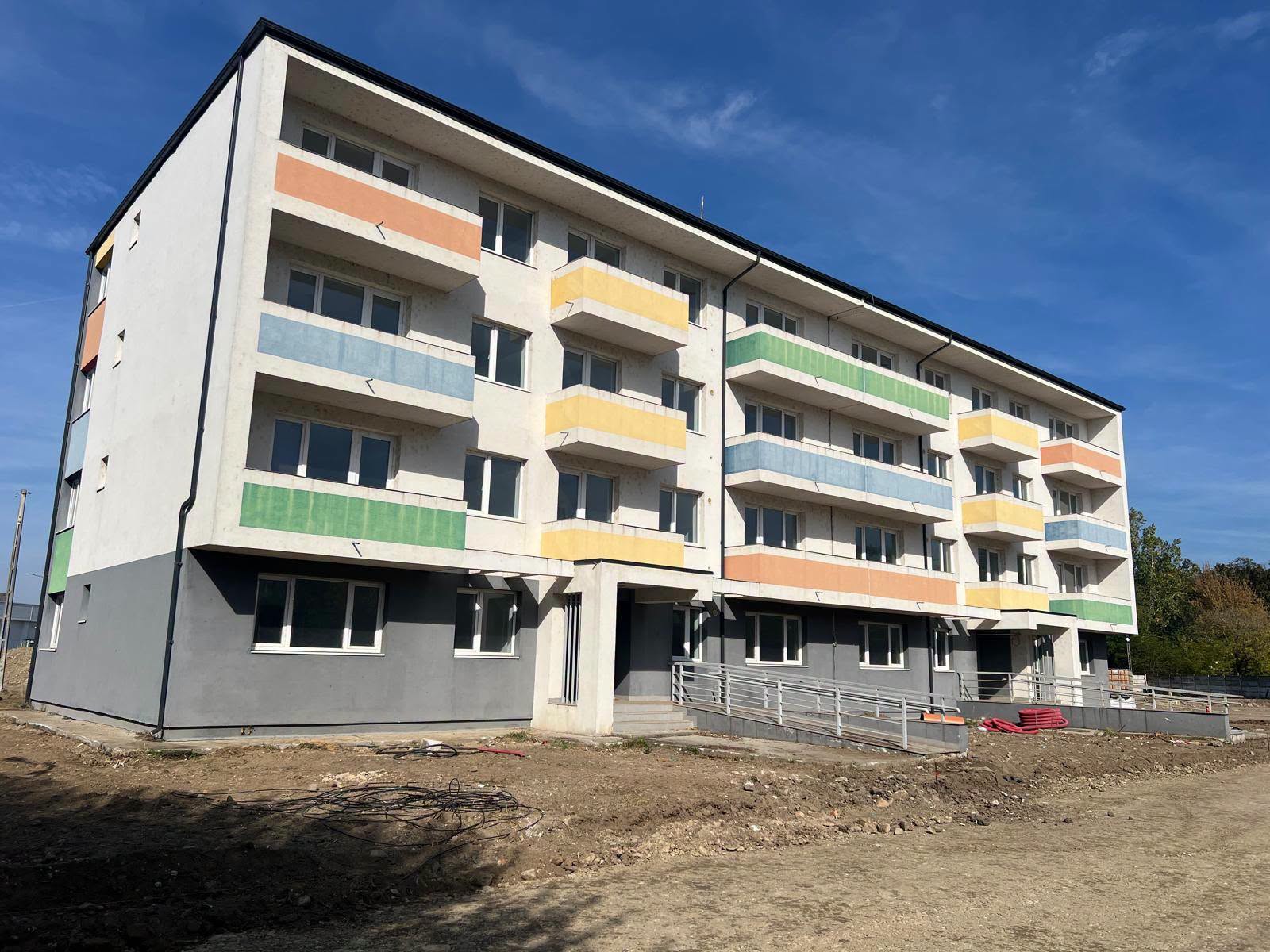 Lucrările tehnico-edilitare și de sistematizare de la blocul ANL pentru tinerii specialiști în sănătate sunt în plină desfășurare